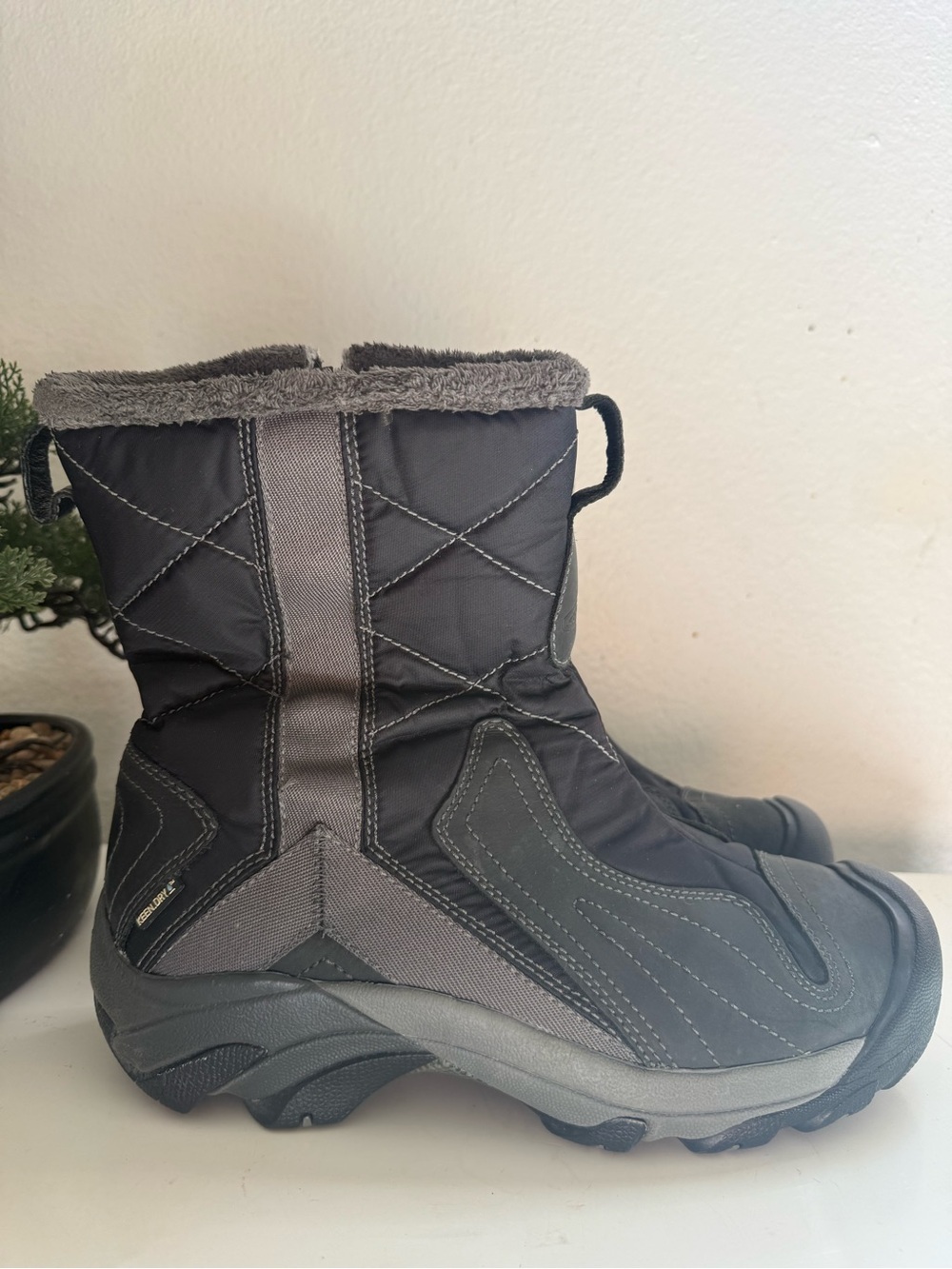 Keen Betty boots women size 10  Black and Gray Insulated Winter Boots